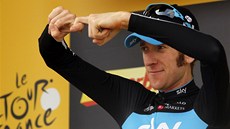 DÍKY. Bradley Wiggins slaví vítzství v 19. etap Tour de France. 