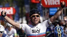 ZASE JÁ. Mark Cavendish slaví vítzství v dojezdu do Paíe. Naposledy tu byl