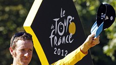 AU REVOIR. Bradley Wiggins slaví vítzství v Tour de France. 