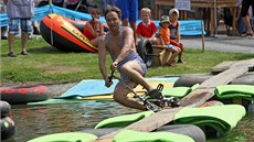 Na návsi se se�la více jak stovka p�íznivc� recesní akce s podtitulem P�evez