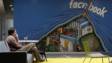 Zam�stnanec Facebooku v kalifornské Menlo Park. Ilustra�ní snímek.