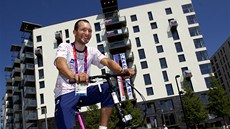 EKÁNÍ NA KOLO. Cyklista Jan Bárta dorazil do olympijské vesnice v Londýn bez