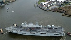 Válená lo HMS Ocean na Temi (13. ervence 2012)