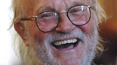 Fotograf Josef Koudelka p�evzal od ministra kultury Václava Riedlbaucha medaili
