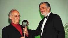 Carlos Saura p�evzal z rukou JI�ího Barto�ky cenu karlovarského festivalu.