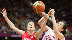 Basketbalistka Eva Víteková pi souboji s íankou chen Siao-li (28. ervence