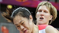 Basketbalistka Jana Veselá pi souboji s íankou chen Siao-li (28. ervence