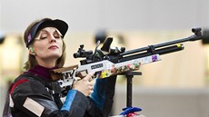 Kate�ina Emmons se soust�edí p�ed jednou ze st�el v kvalifikaci na 10 metr� ze