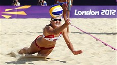 Česká plážová volejbalistka Hana Klapalová při utkání s Německem (28. července