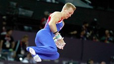 Gamnasta Martin Konený pi své kvalifikaní olympijské sestav na hrazd. (28.