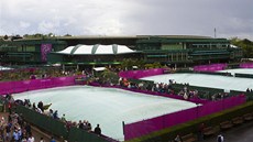 Plachtami zakryté trávníky kurt ve Wimbledonu (29. ervence 2012)