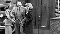 Martha Gellhornová (vpravo) a spisovatel Ernest Hemingway