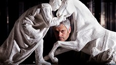 Jaroměřský sochař Petr Novák s malým modelem pomníku padlým koním 