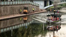 Budování nové náplavky s promenádou u Labe v Hradci Králové (25. �ervence 2012)