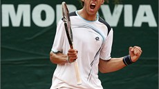 VÍT�ZNÉ GESTO. Tenista Ji�í Veselý na turnaji Futures v pra�ské Stromovce.