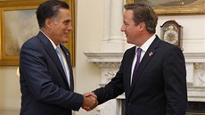 P�ÁTELÉ? Americký prezidentský kandidát Mitt Romney a britský premiér David
