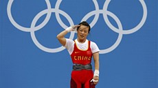 POZDRAV DIVÁKŮM. Wang Ming-ťüan získala olympijské zlato pro Čínu, když