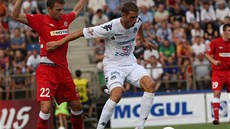 DLOUHÁNOVA KLI�KA. Libor Do�ek ze Slovácka uniká Josipovi �olji�ovi z Brna.