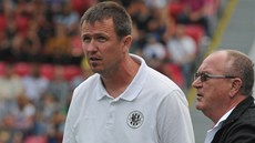 Nový hradecký trenér Ji�í Plí�ek (vlevo) v premié�e v Plzni utrp�l porá�ku 0:3.