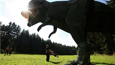 Velkého dinosaura se ani malé děti nebojí. 