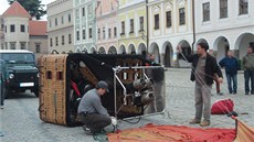 Vpátek z námstí odstartovaly ti balony. Ty bylo nejprve nutné k letu dkladn...