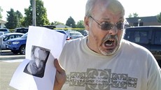 Tom Sullivan zoufale �ádá p�ítomné noviná�e, aby mu pomohli s hledáním syna...