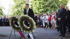 Norský král Harald (stojící vpravo) a premiér Jens Stoltenberg uctívají v Oslu