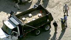 Policie zne�kod�uje munici nalezenou v byt� denverského st�elce