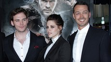 Kristen Stewartová s re�isérem Rupertem Sandersem (úpln� vpravo) na projekci...