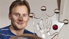 Jan Hu�át s odlitkem ruky Bolka Polívky