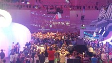 ESKÁ VLAJKA NA OBRAZOVCE I V SÁLE. To zaplnný eský dm sledoval slavnostní