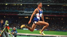 FENOMÉN V AKCI. Trojskokan Jonathan Edwards při olympijských hrách v Sydney.