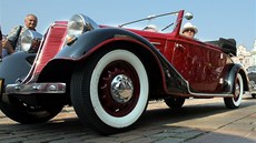 Kolona historických automobil� vyrazila z Plzn� v rámci projektu Trofeo Niké...