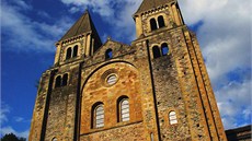 Díry, které ve zdech zanechaly trámy le�ení a st�ídání materiál� ukazují, �ím