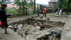 V netolickém archeoparku zkoumají studenti také pohebit kolem zaniklého