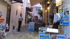 ekové stojí ped restauracemi a lákají turisty na veei. (Rhodos)