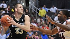 NA UNIVERZIT�. Austin Dufault (vlevo) v dresu celku Colorado Buffaloes. Brání
