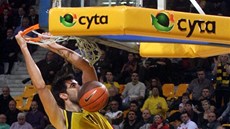 Christos Tapoutos sme�uje, loni takovéto kousky p�edvád�l v dresu Arisu Solu�,
