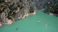 Turisté proplouvají na lodikách po ece Verdon stejnojmenným kaonem.