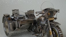 Dmitrij Khristenko, ukrajinský umlec ijící v USA, vytváí modely motorek z...