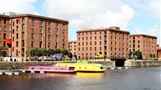 Plavidlo kotvící v Albert Dock nelze pehlédnout.