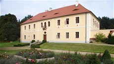 Malebný zámek ivotice nedaleko Nepomuku v Plzeském kraji. Hlavní podobu zámku...