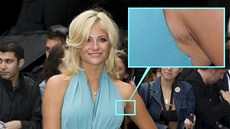 Trapas zpvaky Pixie Lott na erveném koberci. Pila s neoholeným podpaím.