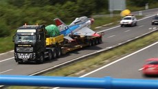 Stíhaka MiG-21 peváená z Prahy do Ostravy na dálnici u Olomouce.