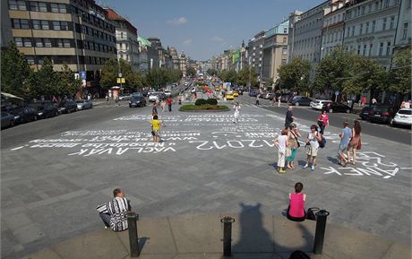 Mu nápisy protestoval a zárove svolával lidi na demonstraci.