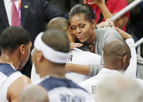 Prvn dma USA Michelle Obamov se objm s basketbalistou Tysonem Chandlerem