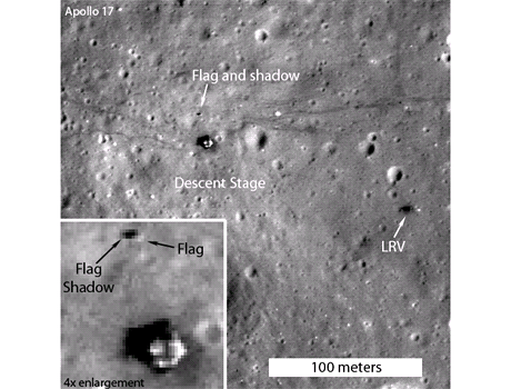 Vlajka Apolla 17 stále stojí (Flag). V pravo je patrné lunární vozidlo (LRV).