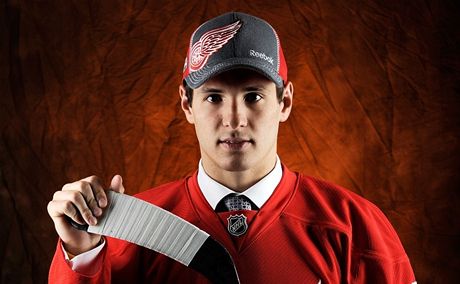 Martin Frk pi draftu NHL pózuje v barvách Detroitu.