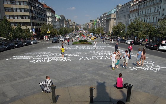 Mu nápisy protestoval a zárove svolával lidi na demonstraci.