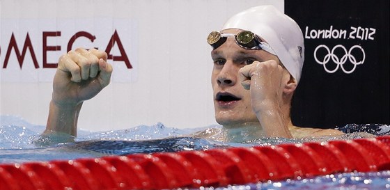 AMPION. Francouzský plavec Yannick Agnel se raduje ze zisku zlaté medaile ze